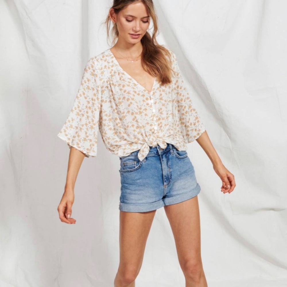 NWOT Kivari floral top